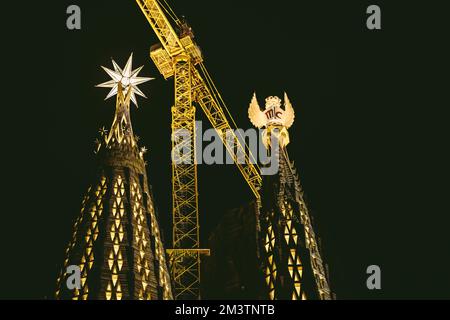 Barcelone, Espagne. 16th décembre 2022. Les pinnacles des tours de la marque évangéliste de la basilique 'la Sagrada Familia' sont illuminées pour la première fois pour marquer l'achèvement de la tour. Les tours sont surmontées d'une figure ailée correspondant à l'iconographie chrétienne: Un lion pour Mark avec la tour de la Vierge Marie, inaugurée il y a un an, trois des six tours centrales sont maintenant terminées. Credit: Matthias Oesterle/Alamy Live News Banque D'Images