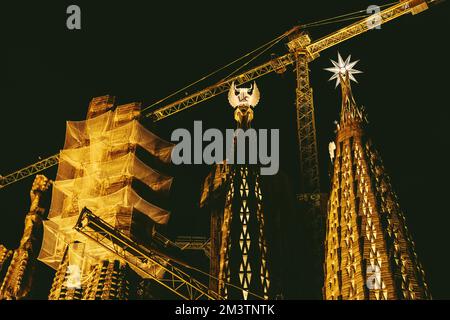 Barcelone, Espagne. 16th décembre 2022. Les pinnacles des tours de l'évangéliste Luc de la basilique 'la Sagrada Familia' sont illuminées pour la première fois pour marquer l'achèvement de la tour. Les tours sont surmontées d'une figure ailée correspondant à l'iconographie chrétienne: Un boeuf pour Luc. Avec la tour de la Vierge Marie, inaugurée il y a un an, trois des six tours centrales sont maintenant terminées. Credit: Matthias Oesterle/Alamy Live News Banque D'Images