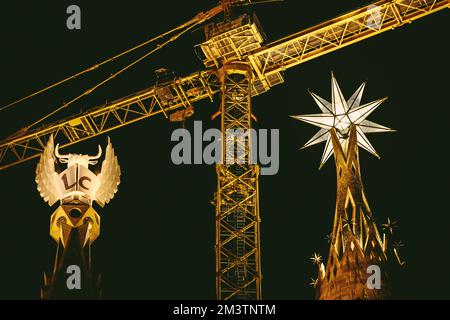 Barcelone, Espagne. 16th décembre 2022. Les pinnacles des tours de l'évangéliste Luc de la basilique 'la Sagrada Familia' sont illuminées pour la première fois pour marquer l'achèvement de la tour. Les tours sont surmontées d'une figure ailée correspondant à l'iconographie chrétienne: Un boeuf pour Luc. Avec la tour de la Vierge Marie, inaugurée il y a un an, trois des six tours centrales sont maintenant terminées. Credit: Matthias Oesterle/Alamy Live News Banque D'Images