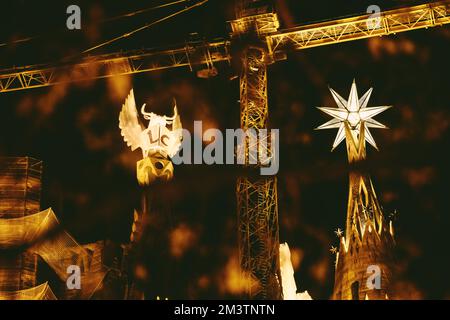 Barcelone, Espagne. 16th décembre 2022. Les pinnacles des tours de l'évangéliste Luc de la basilique 'la Sagrada Familia' sont illuminées pour la première fois pour marquer l'achèvement de la tour. Les tours sont surmontées d'une figure ailée correspondant à l'iconographie chrétienne: Un boeuf pour Luc. Avec la tour de la Vierge Marie, inaugurée il y a un an, trois des six tours centrales sont maintenant terminées. Credit: Matthias Oesterle/Alamy Live News Banque D'Images