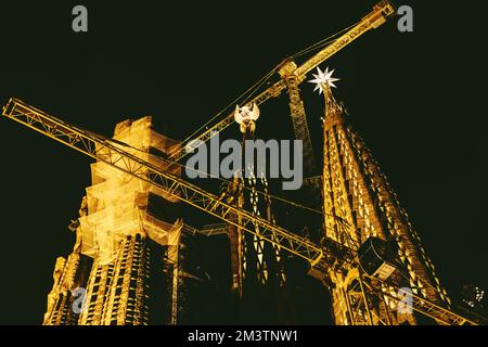 Barcelone, Espagne. 16th décembre 2022. Les pinnacles des tours de l'évangéliste Luc de la basilique 'la Sagrada Familia' sont illuminées pour la première fois pour marquer l'achèvement de la tour. Les tours sont surmontées d'une figure ailée correspondant à l'iconographie chrétienne: Un boeuf pour Luc. Avec la tour de la Vierge Marie, inaugurée il y a un an, trois des six tours centrales sont maintenant terminées. Credit: Matthias Oesterle/Alamy Live News Banque D'Images