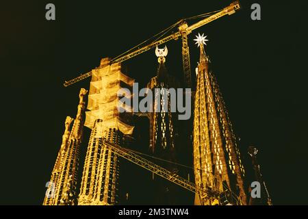 Barcelone, Espagne. 16th décembre 2022. Les pinnacles des tours de l'évangéliste Luc de la basilique 'la Sagrada Familia' sont illuminées pour la première fois pour marquer l'achèvement de la tour. Les tours sont surmontées d'une figure ailée correspondant à l'iconographie chrétienne: Un boeuf pour Luc. Avec la tour de la Vierge Marie, inaugurée il y a un an, trois des six tours centrales sont maintenant terminées. Credit: Matthias Oesterle/Alamy Live News Banque D'Images