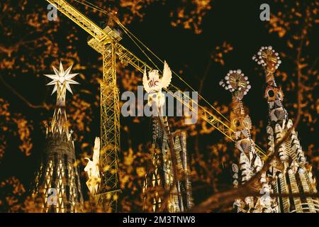 Barcelone, Espagne. 16th décembre 2022. Les pinnacles des tours de la marque évangéliste de la basilique 'la Sagrada Familia' sont illuminées pour la première fois pour marquer l'achèvement de la tour. Les tours sont surmontées d'une figure ailée correspondant à l'iconographie chrétienne: Un lion pour Mark avec la tour de la Vierge Marie, inaugurée il y a un an, trois des six tours centrales sont maintenant terminées. Credit: Matthias Oesterle/Alamy Live News Banque D'Images