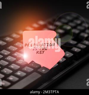 La préparation du texte d'écriture manuscrite est la clé. Mot pour l'action de faire quelque chose prêt pour l'entretien ou l'utilisation Banque D'Images