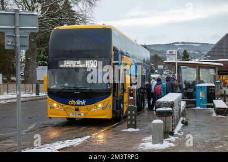 Aviemore, Highlands and Islands, Royaume-Uni. 16th décembre 2022. Il s'agit d'un bus CityLink qui recueille les passagers pour se rendre à Édimbourg à l'extérieur de la gare d'Aviemore. Credit: JASPERIMAGE / Alamy Live News Banque D'Images