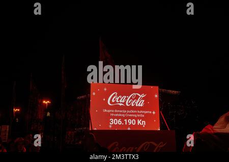 Zagreb, Croatie - 8 décembre 2022 : à Zagreb, Coca Cola a organisé une réunion de charité pour l'organisation de la Croix-Rouge. Grand écran LED rouge sur King to Banque D'Images