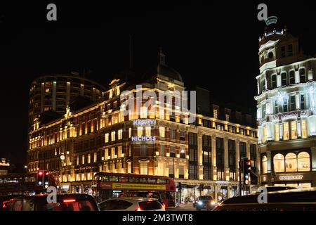 Harvey Nichols grand magasin de luxe avec décorations de Noël la nuit. Banque D'Images