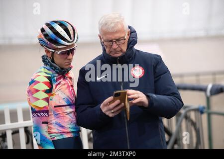 Chloe Dygert donne avec l'entraîneur d'endurance de Cyclisme des États-Unis Gary Sutton lors de sa séance d'entraînement individuel de poursuite au vélodrome USOPC. Banque D'Images