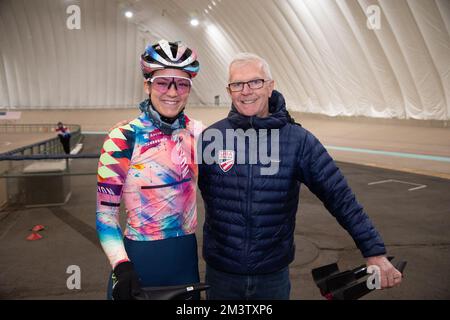 Chloe Dygert donne avec l'entraîneur d'endurance de Cyclisme des États-Unis Gary Sutton lors de sa séance d'entraînement individuel de poursuite au vélodrome USOPC. Banque D'Images