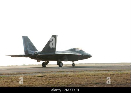 A ÉTATS-UNIS Air Force F-22 Raptor, exploité par les escadrons de chasseurs 199th et 19th, taxis vers la piste le 7 décembre 2022, à l'aéroport international d'Honolulu, à Hawaï, pendant l'exercice PACIFIC EDGE 23. La formation a eu lieu dans le cadre de l'exercice PACIFIC EDGE 23, afin d'améliorer les compétences en matière de combat aérien en intégrant des unités alliées et en favorisant l'interopérabilité entre les unités américaines et bilatérales d'aéronefs. (É.-U. Photo de la Garde nationale aérienne par le sergent d'état-major John Linzmeier) Banque D'Images