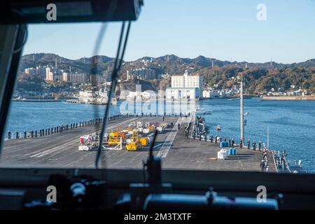 221216-N-ER894-1110 YOKOSUKA, Japon (16 décembre 2022) les marins sont les rails comme les États-Unis Le seul porte-avions de la Marine, le USS Ronald Reagan (CVN 76), retourne au commandant, activités de la flotte Yokosuka (Japon), après son déploiement dans l’océan Pacifique occidental, décembre 16. Au cours du déploiement de Ronald Reagan, le navire a mené des exercices conjoints du Carrier Strike Group (CSG) avec la marine de la République de Corée, participé à des exercices multinationaux avec la Force d'autodéfense maritime du Japon et la Marine royale australienne pendant le Valiant Shield, Keen Sword et Malabar 2022 et a visité les Philippines. Banque D'Images