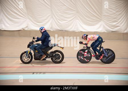 Chloe Dygert donne avec l'entraîneur d'endurance de Cyclisme des États-Unis Gary Sutton lors de sa séance d'entraînement individuel de poursuite au vélodrome USOPC. Banque D'Images