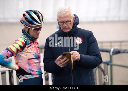 Chloe Dygert donne avec l'entraîneur d'endurance de Cyclisme des États-Unis Gary Sutton lors de sa séance d'entraînement individuel de poursuite au vélodrome USOPC. Banque D'Images