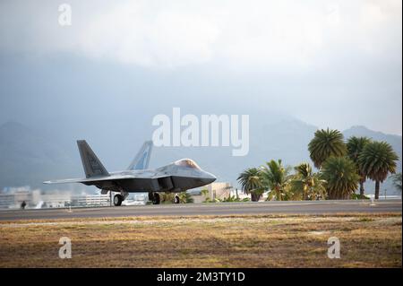 A ÉTATS-UNIS Air Force F-22 Raptor, exploité par les escadrons de chasseurs 199th et 19th, taxis vers la piste le 7 décembre 2022, à l'aéroport international d'Honolulu, à Hawaï, pendant l'exercice PACIFIC EDGE 23. La formation a eu lieu dans le cadre de l'exercice PACIFIC EDGE 23, afin d'améliorer les compétences en matière de combat aérien en intégrant des unités alliées et en favorisant l'interopérabilité entre les unités américaines et bilatérales d'aéronefs. (É.-U. Photo de la Garde nationale aérienne par le sergent d'état-major John Linzmeier) Banque D'Images