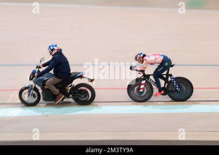 La championne du monde de la poursuite individuelle Chloe Dygert s'entraîne sur son nouveau vélo de poursuite Canyon au Velodrome Eleven 7 à Colorado Springs. Banque D'Images