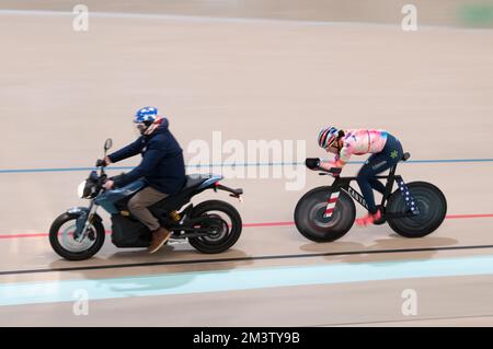 La championne du monde de la poursuite individuelle Chloe Dygert s'entraîne sur son nouveau vélo de poursuite Canyon au Velodrome Eleven 7 à Colorado Springs. Banque D'Images