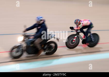 La championne du monde de la poursuite individuelle Chloe Dygert s'entraîne sur son nouveau vélo de poursuite Canyon au Velodrome Eleven 7 à Colorado Springs. Banque D'Images