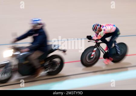 La championne du monde de la poursuite individuelle Chloe Dygert s'entraîne sur son nouveau vélo de poursuite Canyon au Velodrome Eleven 7 à Colorado Springs. Banque D'Images