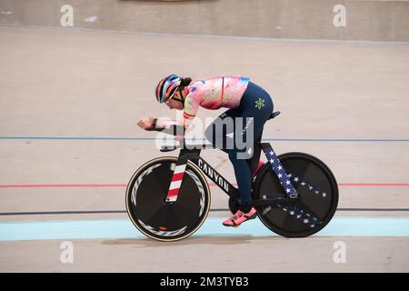 La championne du monde de la poursuite individuelle Chloe Dygert s'entraîne sur son nouveau vélo de poursuite Canyon au Velodrome Eleven 7 à Colorado Springs. Banque D'Images