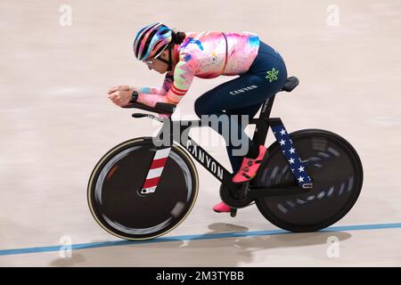 La championne du monde de la poursuite individuelle Chloe Dygert s'entraîne sur son nouveau vélo de poursuite Canyon au Velodrome Eleven 7 à Colorado Springs. Banque D'Images