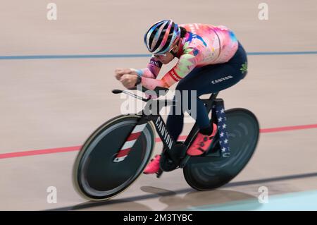 La championne du monde de la poursuite individuelle Chloe Dygert s'entraîne sur son nouveau vélo de poursuite Canyon au Velodrome Eleven 7 à Colorado Springs. Banque D'Images