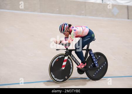 La championne du monde de la poursuite individuelle Chloe Dygert s'entraîne sur son nouveau vélo de poursuite Canyon au Velodrome Eleven 7 à Colorado Springs. Banque D'Images