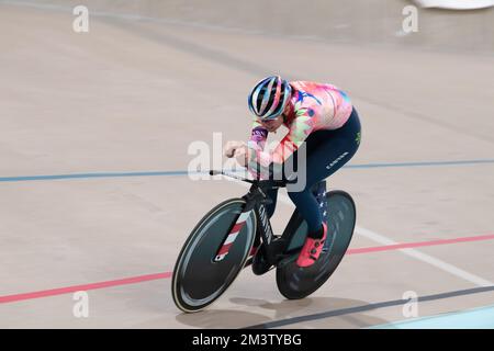 La championne du monde de la poursuite individuelle Chloe Dygert s'entraîne sur son nouveau vélo de poursuite Canyon au Velodrome Eleven 7 à Colorado Springs. Banque D'Images