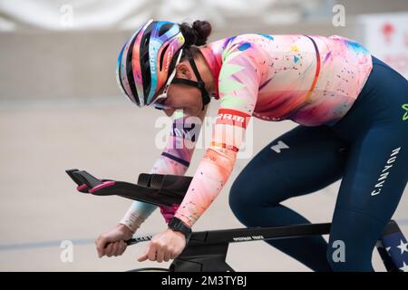 La championne du monde de la poursuite individuelle Chloe Dygert s'entraîne sur son nouveau vélo de poursuite Canyon au Velodrome Eleven 7 à Colorado Springs. Banque D'Images