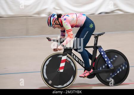 La championne du monde de la poursuite individuelle Chloe Dygert s'entraîne sur son nouveau vélo de poursuite Canyon au Velodrome Eleven 7 à Colorado Springs. Banque D'Images