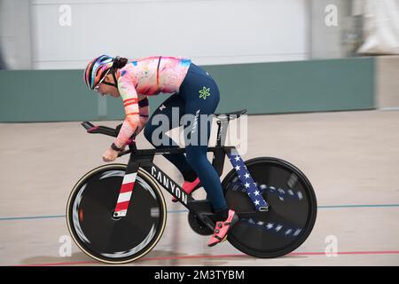 La championne du monde de la poursuite individuelle Chloe Dygert s'entraîne sur son nouveau vélo de poursuite Canyon au Velodrome Eleven 7 à Colorado Springs. Banque D'Images