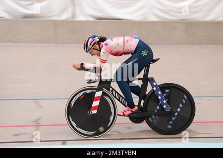 La championne du monde de la poursuite individuelle Chloe Dygert s'entraîne sur son nouveau vélo de poursuite Canyon au Velodrome Eleven 7 à Colorado Springs. Banque D'Images