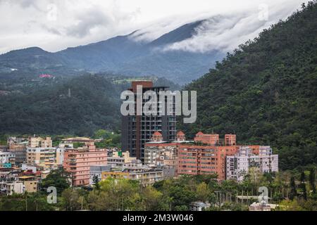 Mélange d'anciennes habitations et de nouveaux aménagements à Jiaoxi, un canton célèbre pour ses sources chaudes à Taïwan Banque D'Images