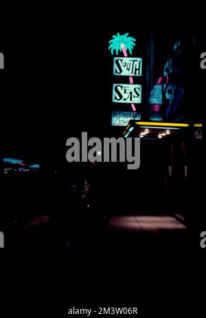 South Seas panneau Restaurant allumé la nuit, panneaux électriques, restaurants. Collection Edmund L. Mitchell Banque D'Images