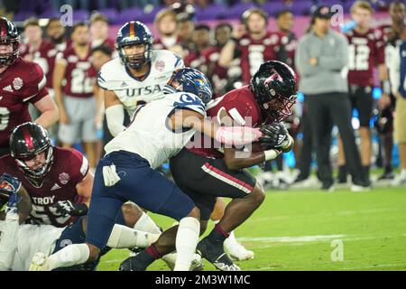 Orlando, Floride, États-Unis, 16 décembre 2022, Troy Trojans en arrière Kimani Vidal #28 tentative de briser la défense de l'USTA dans la première moitié à l'Explora Stadium. (Crédit photo : Marty Jean-Louis) Banque D'Images