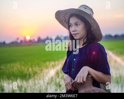 Jeune agriculteur portant un costume thaïlandais traditionnel Banque D'Images