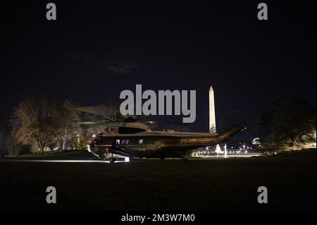 Washington, États-Unis. 16th décembre 2022. Marine One quitte la pelouse sud de la Maison Blanche à Washington, DC, vendredi, 16 décembre 2022. Photo de Bonnie Cash/UPI Credit: UPI/Alay Live News Banque D'Images