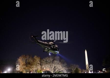 Washington, États-Unis. 16th décembre 2022. Marine One quitte la pelouse sud de la Maison Blanche à Washington, DC, vendredi, 16 décembre 2022. Photo de Bonnie Cash/UPI Credit: UPI/Alay Live News Banque D'Images