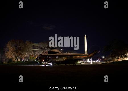 Washington, États-Unis . 16th décembre 2022. Marine One quitte la pelouse sud de la Maison Blanche à Washington, DC, vendredi, 16 décembre 2022. Photo de Bonnie Cash/Pool/Sipa USA crédit: SIPA USA/Alay Live News Banque D'Images