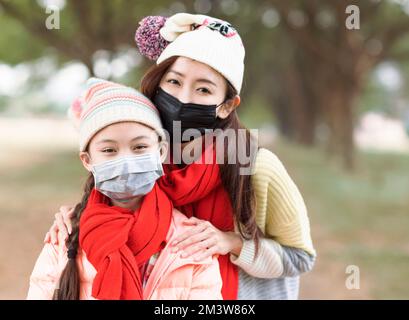 Mère et fille portant un masque médical de protection du visage pour la protection contre les maladies virales Banque D'Images