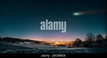 Comet dans le ciel nocturne Banque D'Images