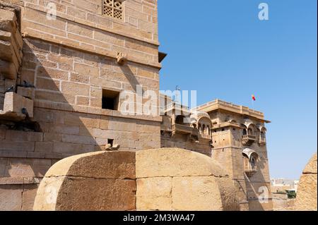 Murs en grès et architecture extérieure de Rani Mahal ou Rani Ka Mahal, à l'intérieur du fort Jaisalmer, Rajasthan, Inde. Patrimoine mondial de l'UNESCO. Banque D'Images