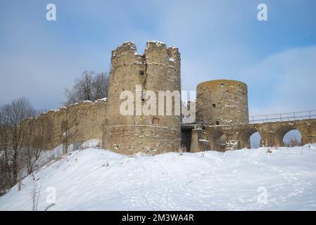 Vue sur les tours de la porte de l'ancienne forteresse de Koporye l'après-midi de février. Koporye. Leningrad, Russie Banque D'Images