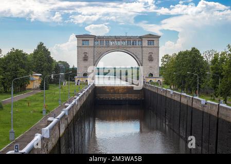 UGLICH, RUSSIE - 16 JUILLET 2017 : passerelle maritime, sur la centrale hydroélectrique d'Uglich, dans l'après-midi de juillet. Uglich, région de Yaroslavl Banque D'Images