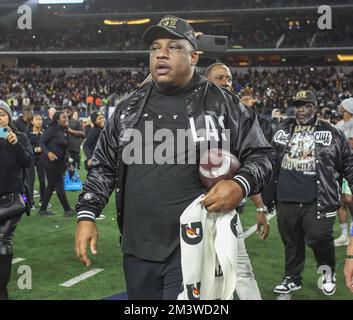 Dallas, Texas, États-Unis. 16th décembre 2022. Clifton Todd, entraîneur-chef de South Oak Cliff, porte le ballon de jeu après les championnats d'État de football Texas UIL 5A Division II entre les Dallas South Oak Cliff Golden Bears et les Indiens Port Neches-Groves au stade AT&T de Dallas, au Texas. Kyle Okita/CSM/Alamy Live News Banque D'Images