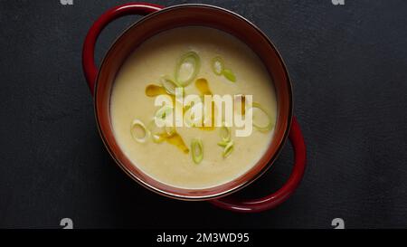 Vichyssoise, soupe traditionnelle française à la crème glacée - poireaux de pommes de terre et oignon recouvert de ciboulette hachée Banque D'Images