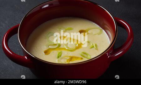 Vichyssoise, soupe traditionnelle française à la crème glacée - poireaux de pommes de terre et oignon recouvert de ciboulette hachée Banque D'Images