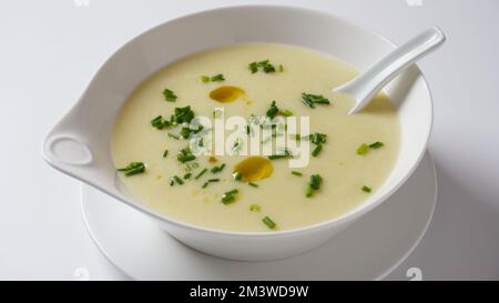 Vichyssoise, soupe traditionnelle française à la crème glacée - poireaux de pommes de terre et oignon recouvert de ciboulette hachée Banque D'Images