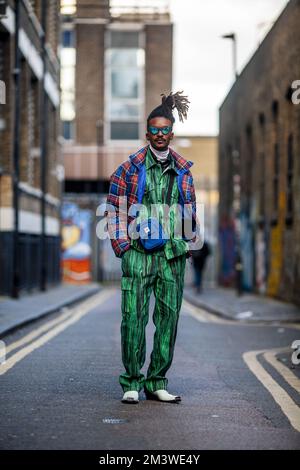 Jeune homme élégant à la Fashion week de Londres portant des vêtements de style urbain frais sur une rue de Londres Banque D'Images