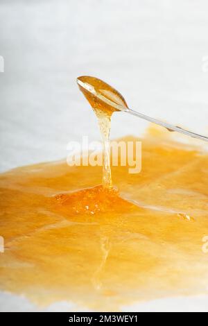 sauce terp dorée parfumée pour fumer du cannabis, de la cire avec teneur en thc. Banque D'Images