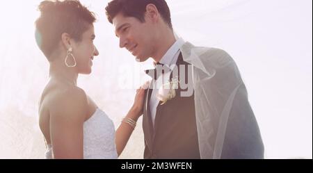 Je ne trouve pas de mots pour exprimer combien Je t'aime. un jeune couple affectueux et jeune, partageant un moment intime tout en se couvrant d'un Banque D'Images